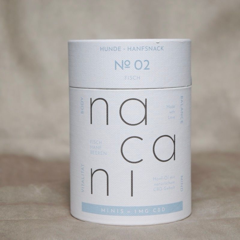Nacani Mini CBD Snackdose für Hunde, Sorte Fisch, weiße Dose mit blauer Schrift auf hellem Hintergrund, Premium Hanf-Snack für Hunde.