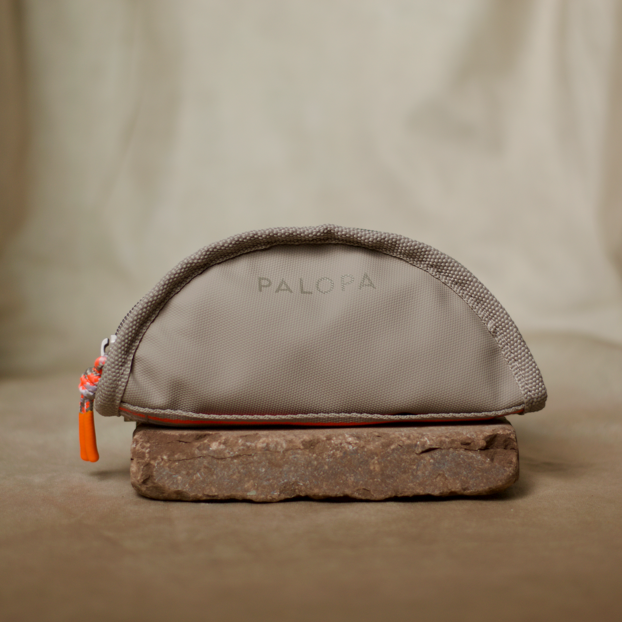 Zusammen gefalteter Palopa Reise-Napf Tura für Hunde, faltbar und aus wasserabweisendem, strapazierfähigem Material – perfekt für Unterwegs-Fütterung.