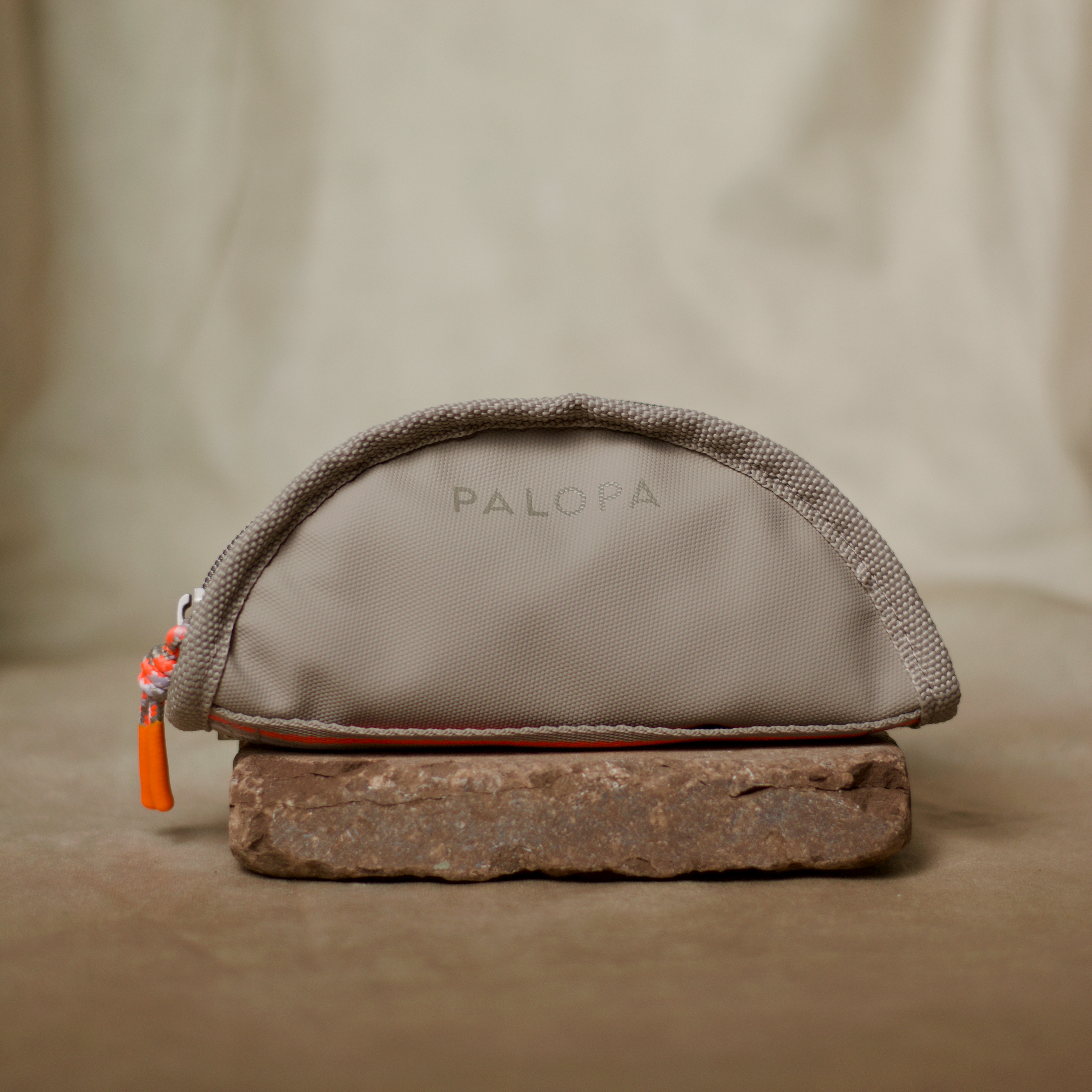 Zusammen gefalteter Palopa Reise-Napf Tura für Hunde, faltbar und aus wasserabweisendem, strapazierfähigem Material – perfekt für Unterwegs-Fütterung.