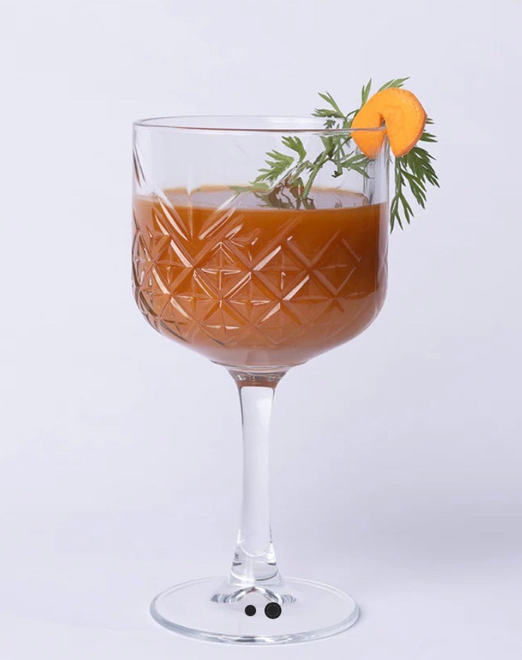 Eine orangefarbene Flüssigkeit im Glas 