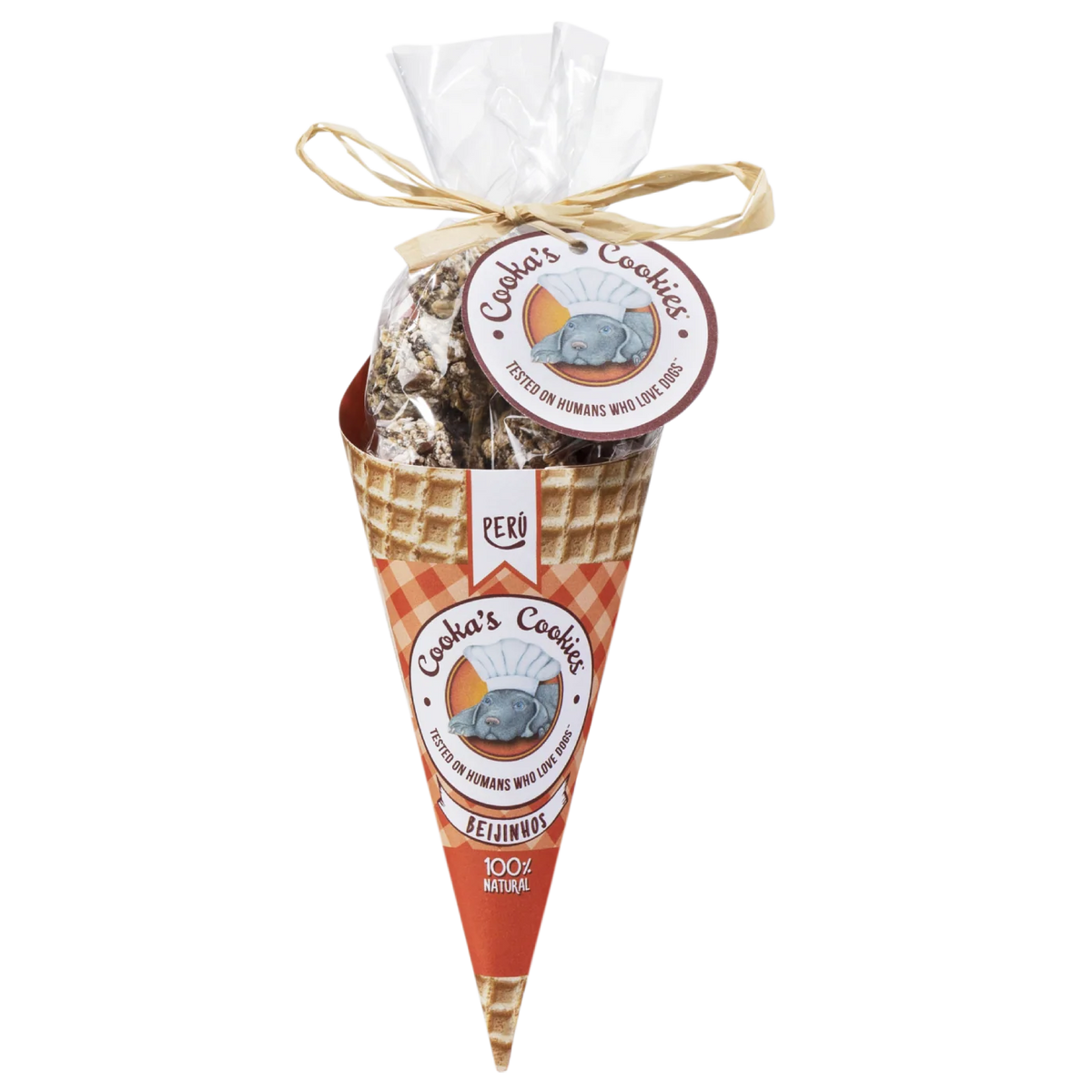 Spitztütenartige Verpackung mit Waffelmuster, darin ein transparenter Beutel voller kleiner runder Hundekekse; Etikett mit koalaähnlicher Kochfigur und „Cooka’s Cookies“-Branding.
