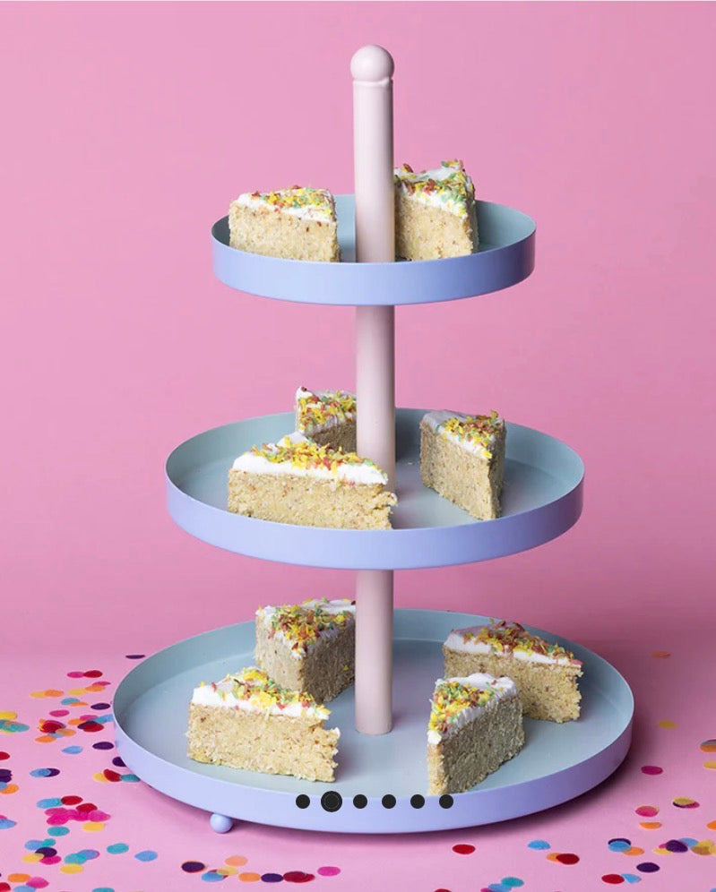 Einen Tablett mit vielen Kuchenstücken auf einem Rosahintergrund