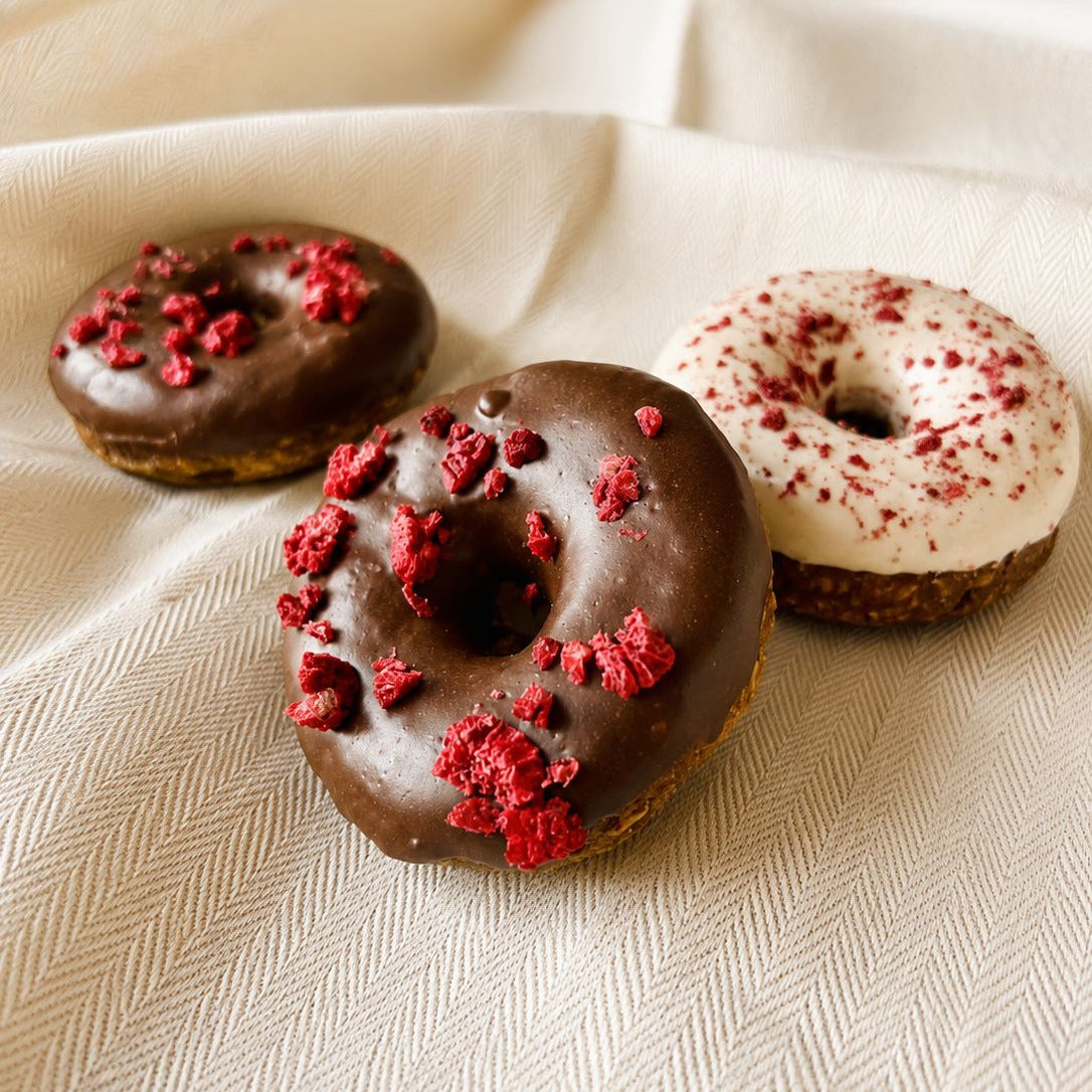 2 Braune und ein weißer hundedonut