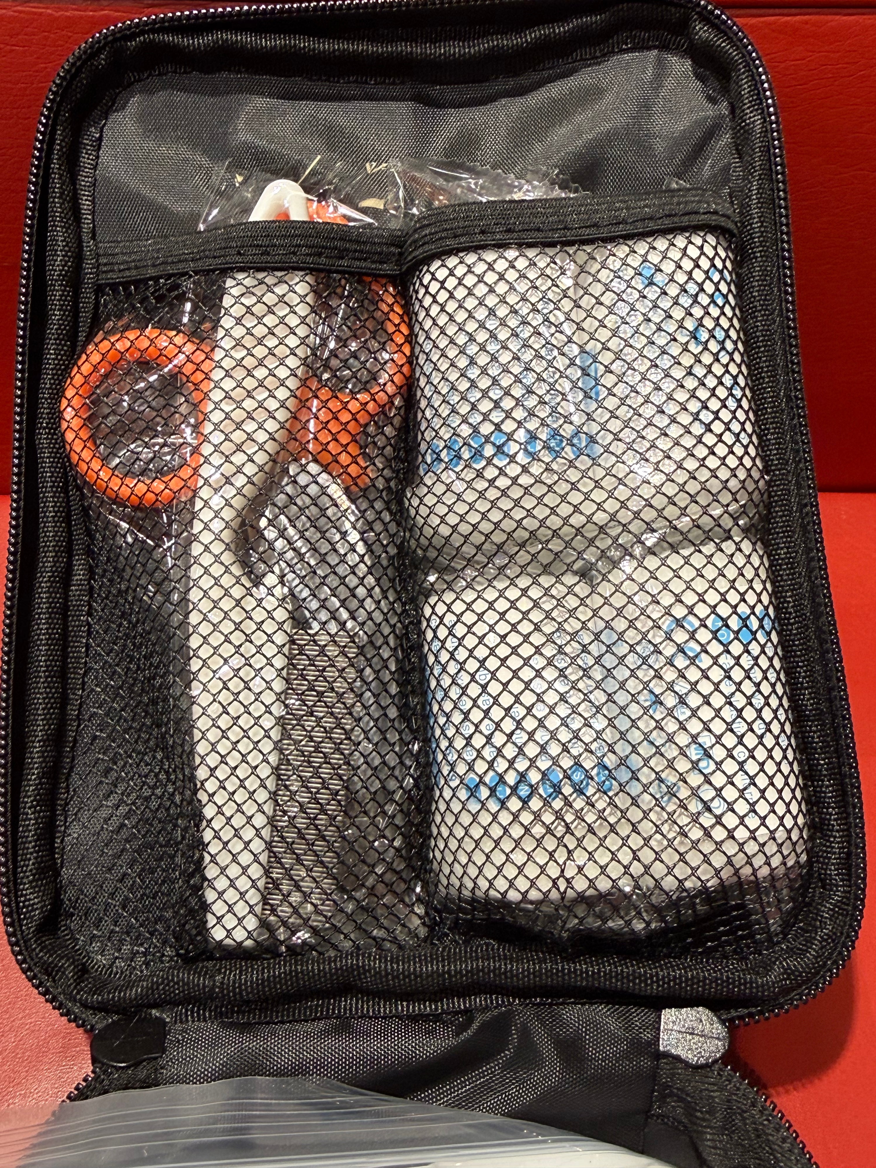 Innenansicht des RUDEL Erste Hilfe Sets für Hunde mit Verbandmaterial, Kühlpack und Erste Hilfe Werkzeugen
