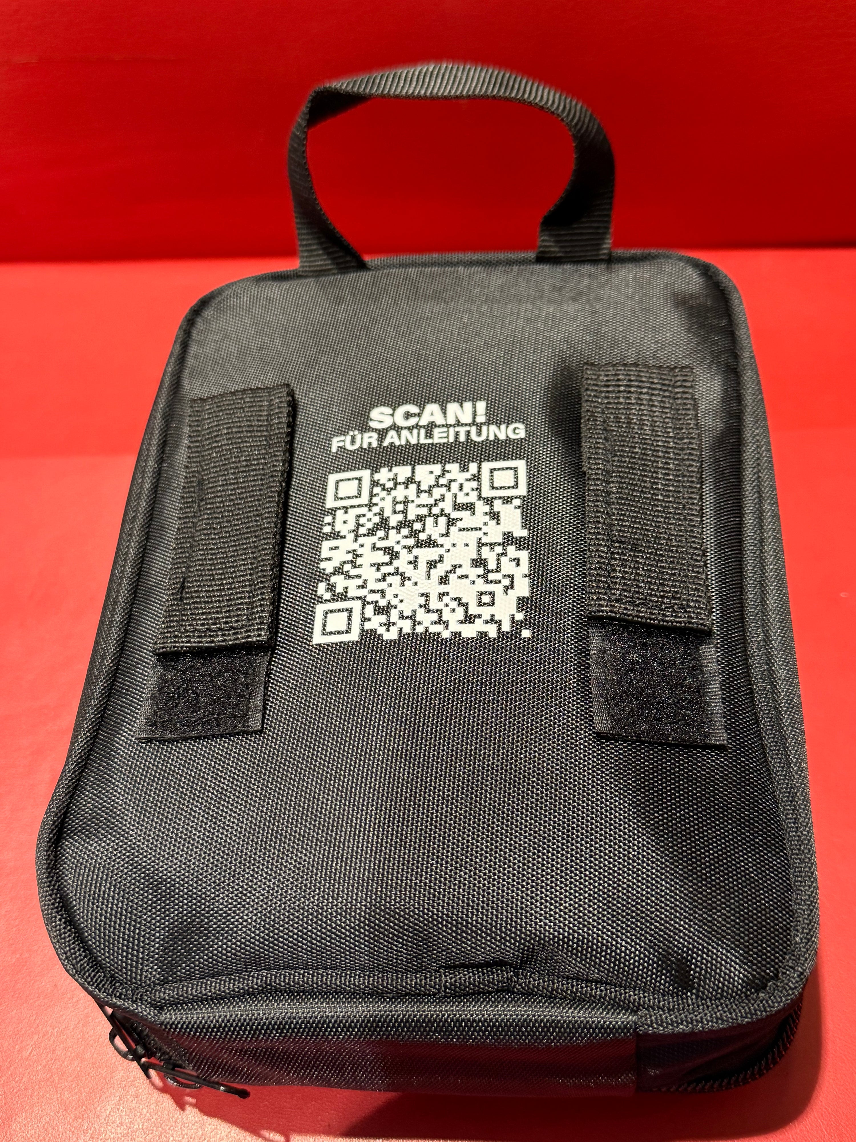 Rückseite der RUDEL Erste Hilfe Tasche für Hunde mit QR Code zur Anleitung und Befestigungsschlaufen