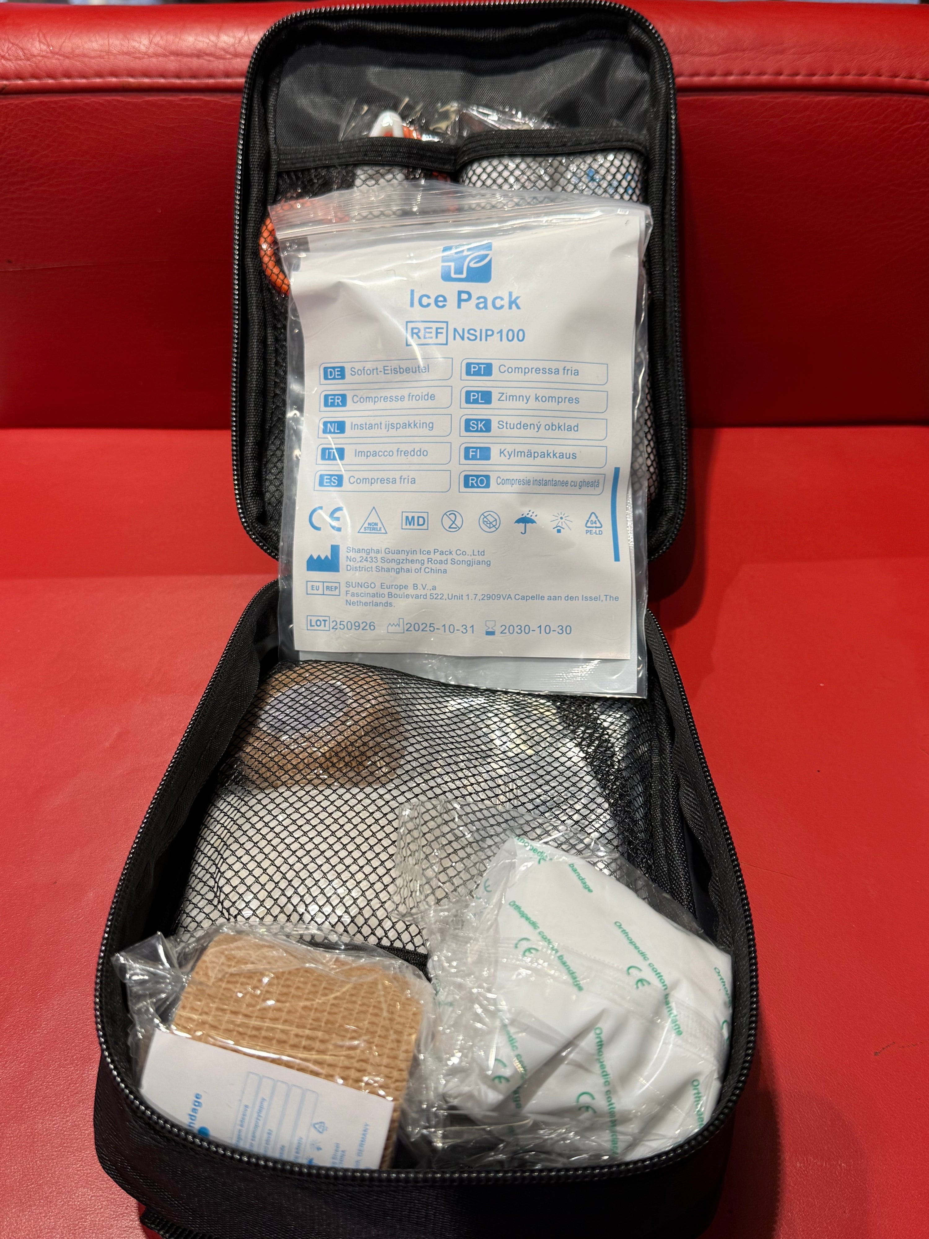 Geöffnetes RUDEL Erste Hilfe Set für Hunde mit Kühlkompresse, Verbandmaterial und Erste Hilfe Zubehör