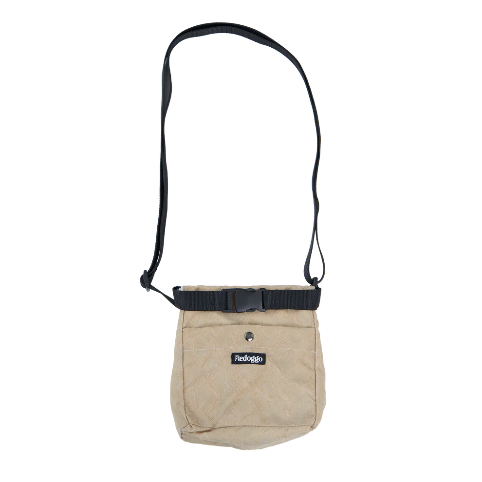 Redoggo Leckerlibeutel in Beige aus robustem, upgecyceltem Material mit Magnetverschluss, Fronttasche mit Redoggo-Label sowie verstellbarem Schulter- und Gürtelgurt – ideal für Hundetraining und Spaziergänge.
