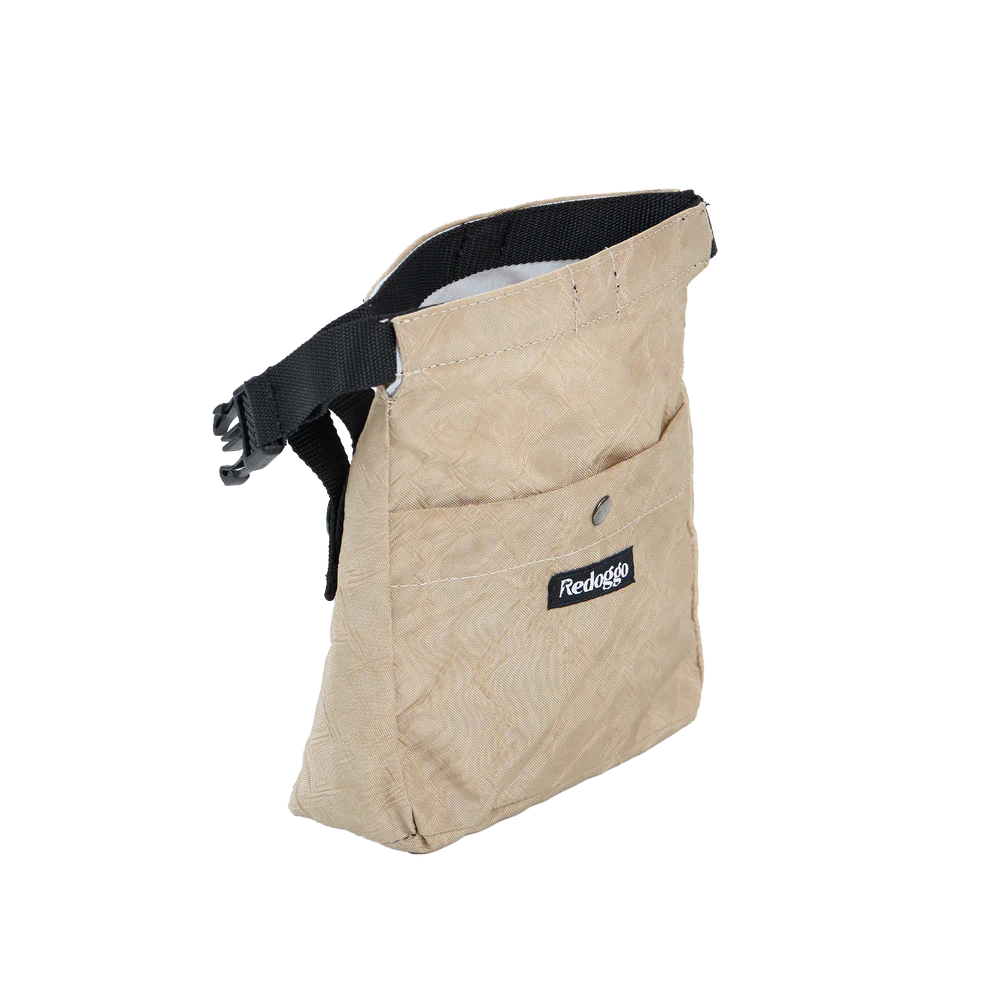 Redoggo Leckerlibeutel in Beige aus robustem, upgecyceltem Material mit Magnetverschluss, Fronttasche mit Redoggo-Label sowie verstellbarem Schulter- und Gürtelgurt – ideal für Hundetraining und Spaziergänge.