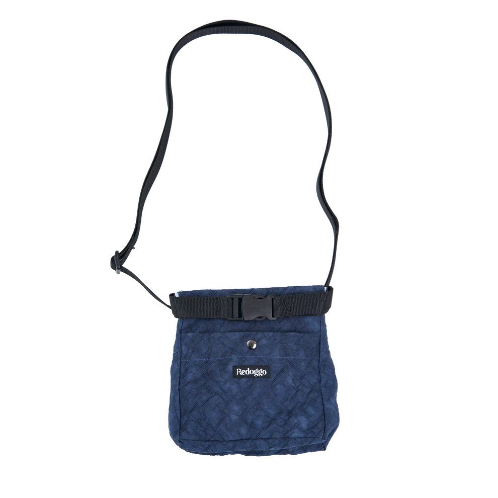 Redoggo Leckerlibeutel in Blau aus robustem, upgecyceltem Material mit Magnetverschluss, Fronttasche mit Redoggo-Label sowie verstellbarem Schulter- und Gürtelgurt – ideal für Hundetraining und Spaziergänge.