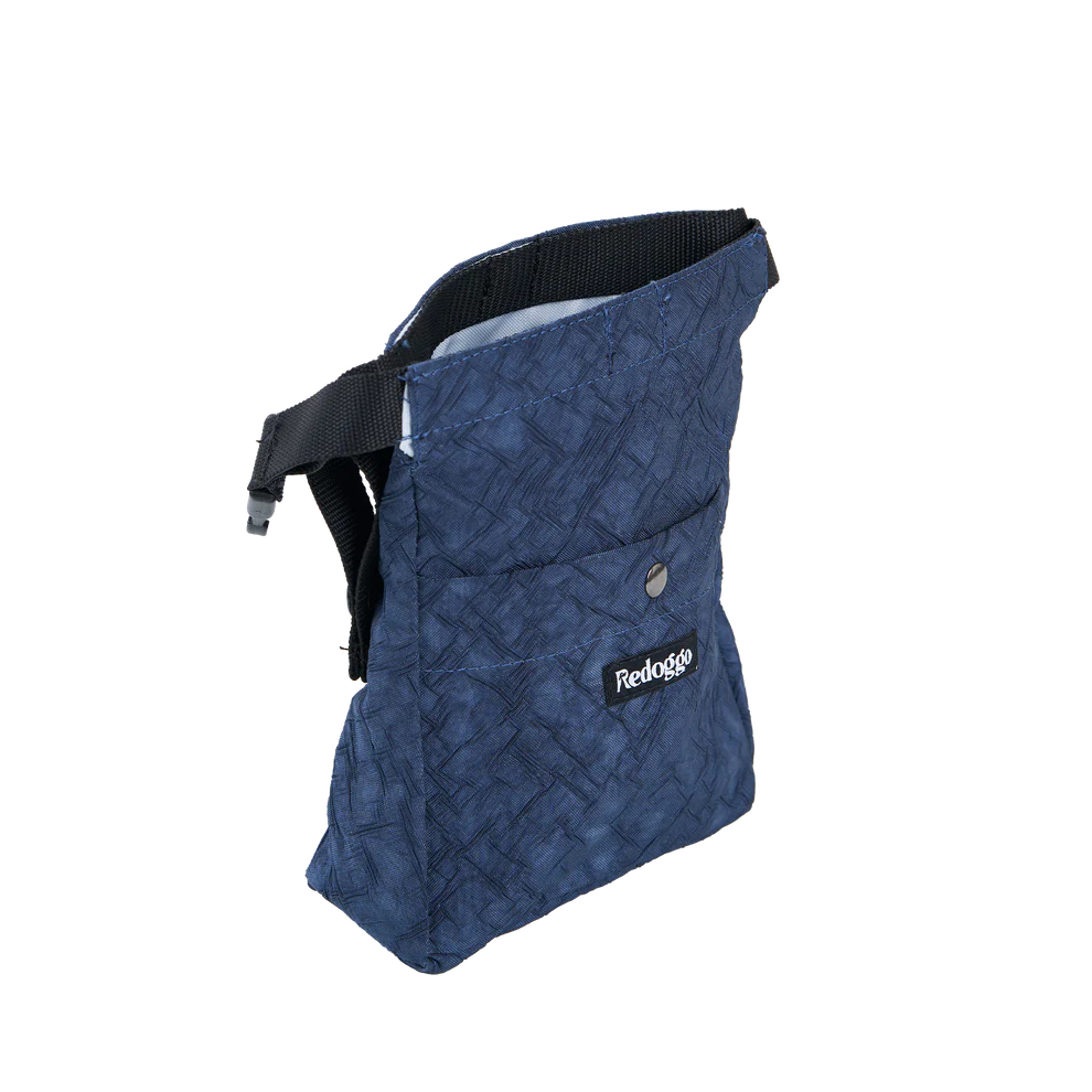 Redoggo Leckerlibeutel in Blau aus robustem, upgecyceltem Material mit Magnetverschluss, Fronttasche mit Redoggo-Label sowie verstellbarem Schulter- und Gürtelgurt – ideal für Hundetraining und Spaziergänge.