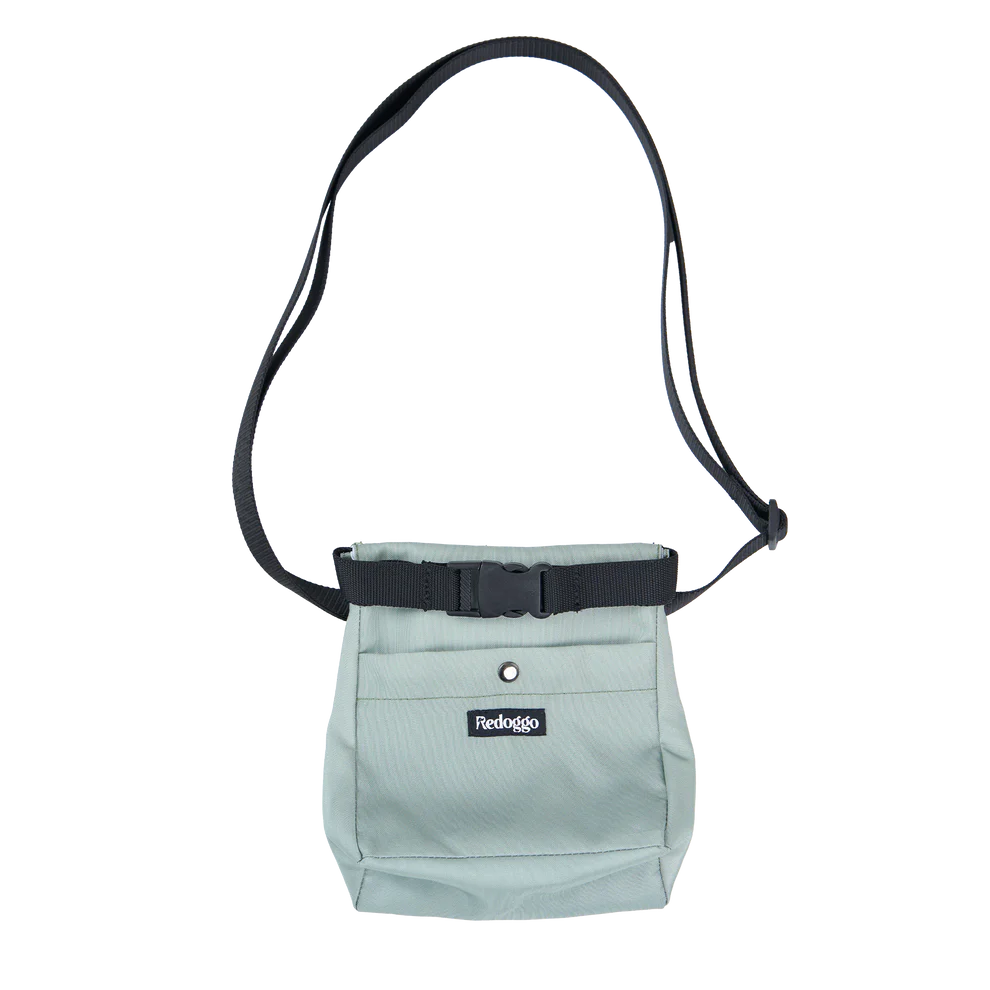 Redoggo Leckerlibeutel in Mint aus robustem, upgecyceltem Material mit Magnetverschluss, Fronttasche mit Redoggo-Label sowie verstellbarem Schulter- und Gürtelgurt – ideal für Hundetraining und Spaziergänge.