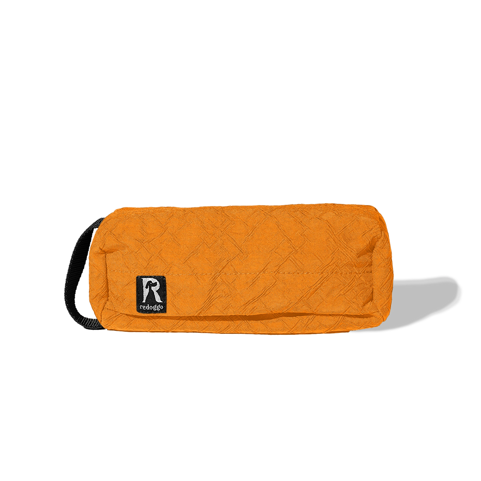 Orangener Futterdummy von Redoggo mit Redoggo Logo