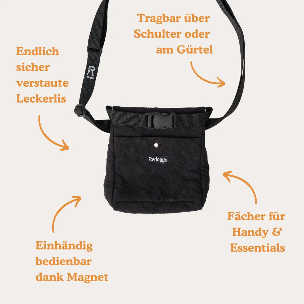 Redoggo Leckerlibeutel aus schwarzem, gestepptem Material mit Magnetverschluss, verstellbarem Schulter- und Gürtelgurt sowie zusätzlichen Fächern für Handy und Essentials – einhändig bedienbar für Hundetraining und Spaziergänge.
