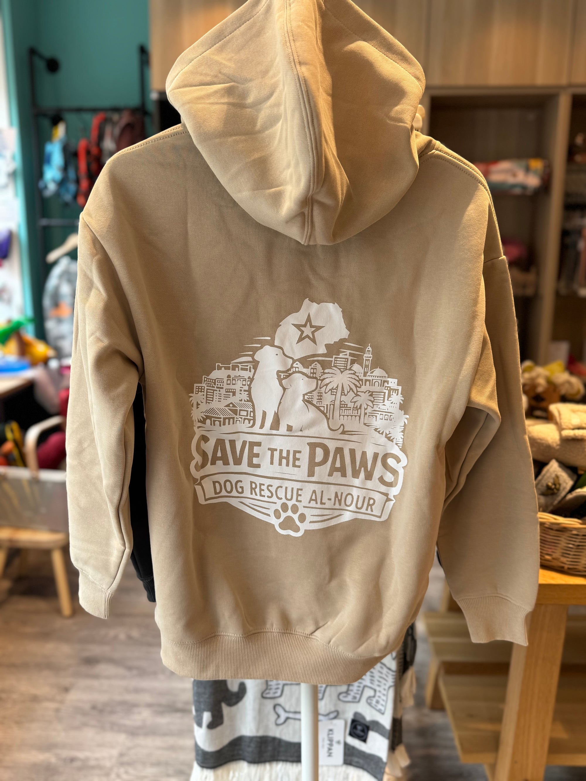 Einen Hoodie mit einem Logo „Save the Paws Dog rescue Al- Nour“ In Beige 
