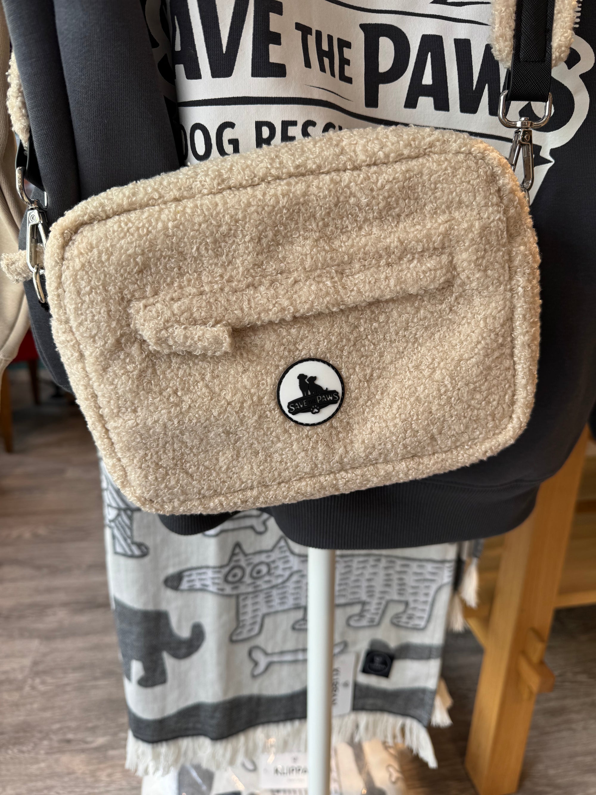 Eine Tasche in Beige für die Gassirunde 