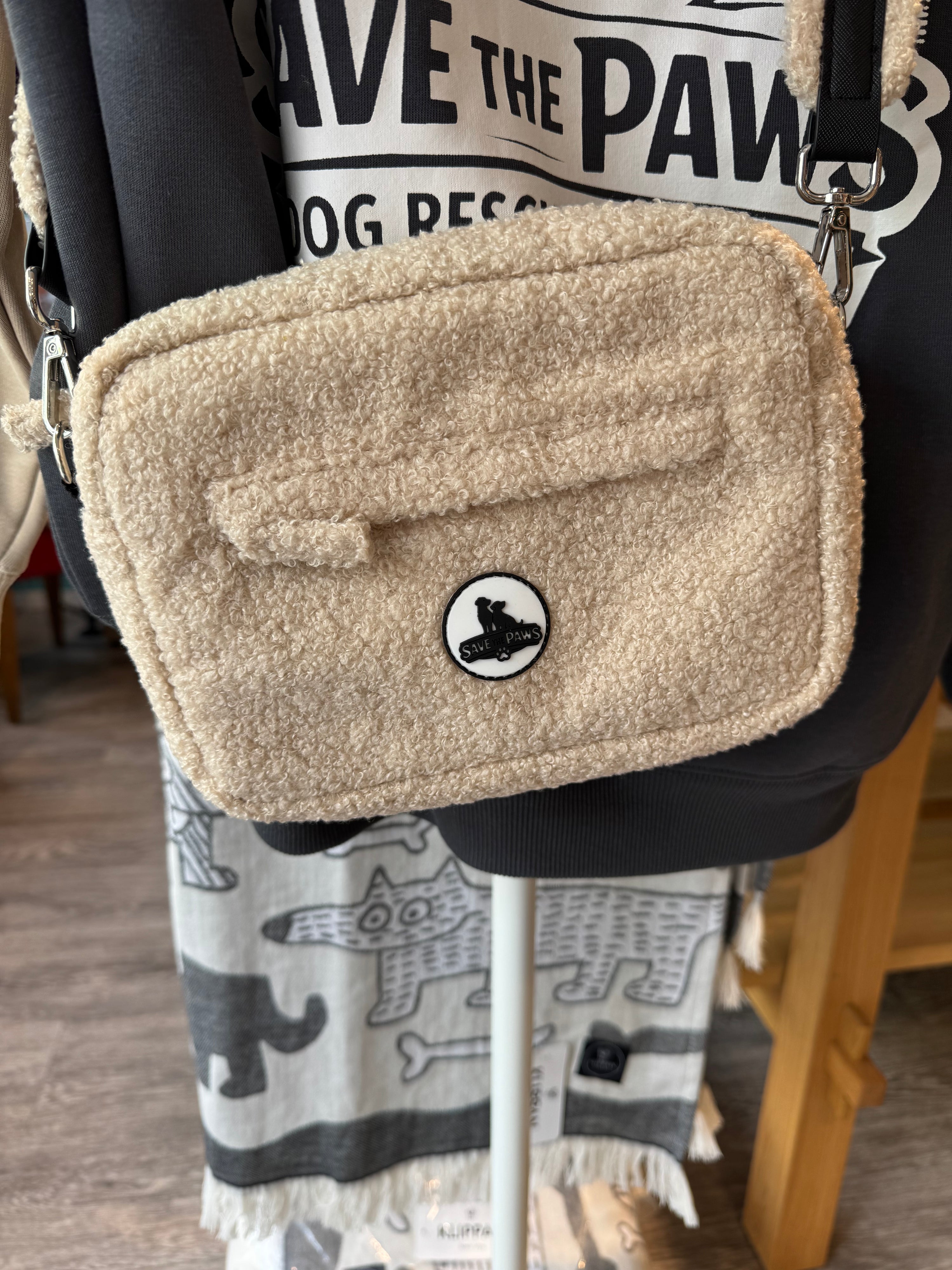 Eine Tasche in Beige für die Gassirunde 