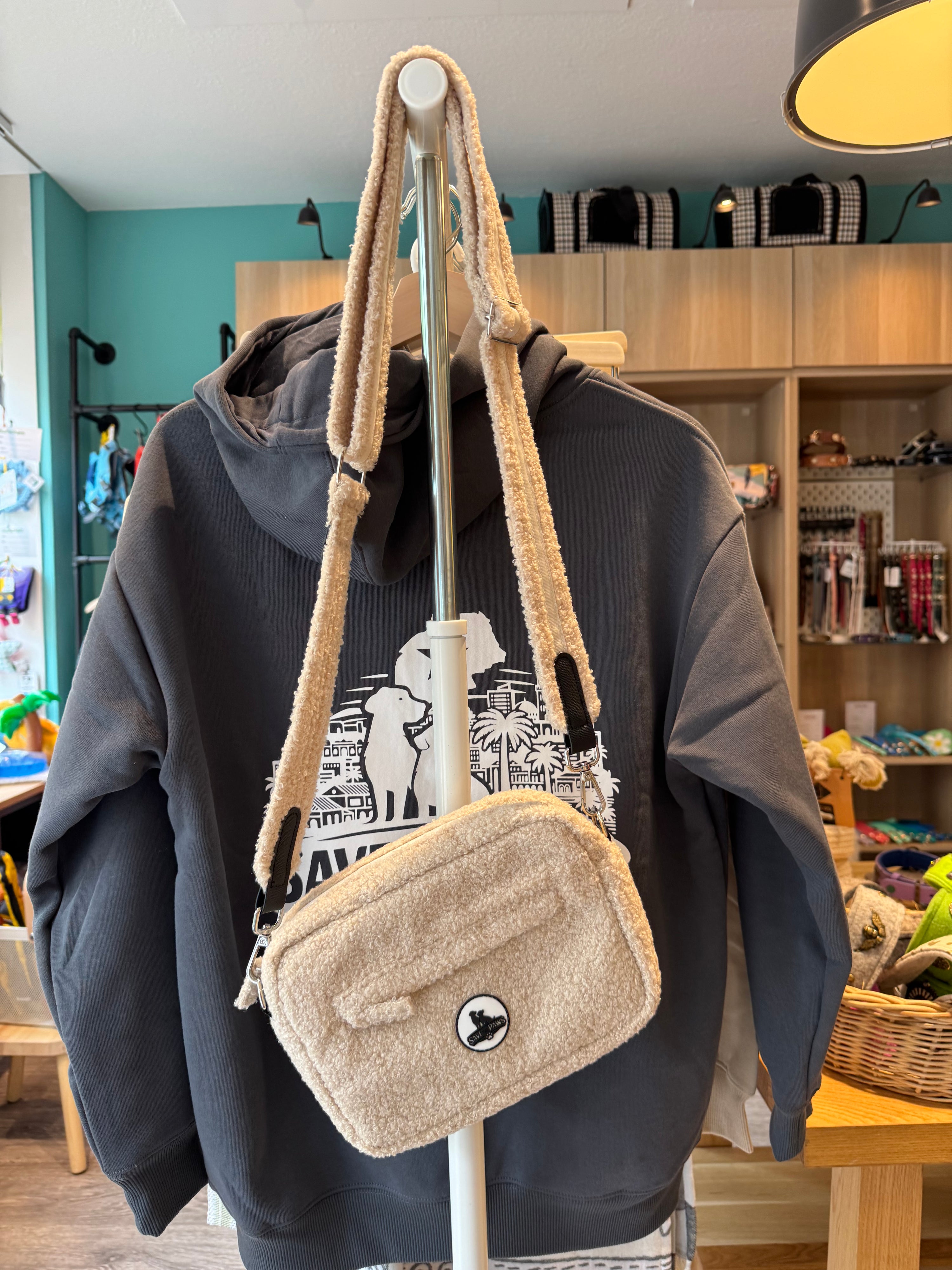 Eine Tasche in Beige an einer Garderobe für die Gassirunde