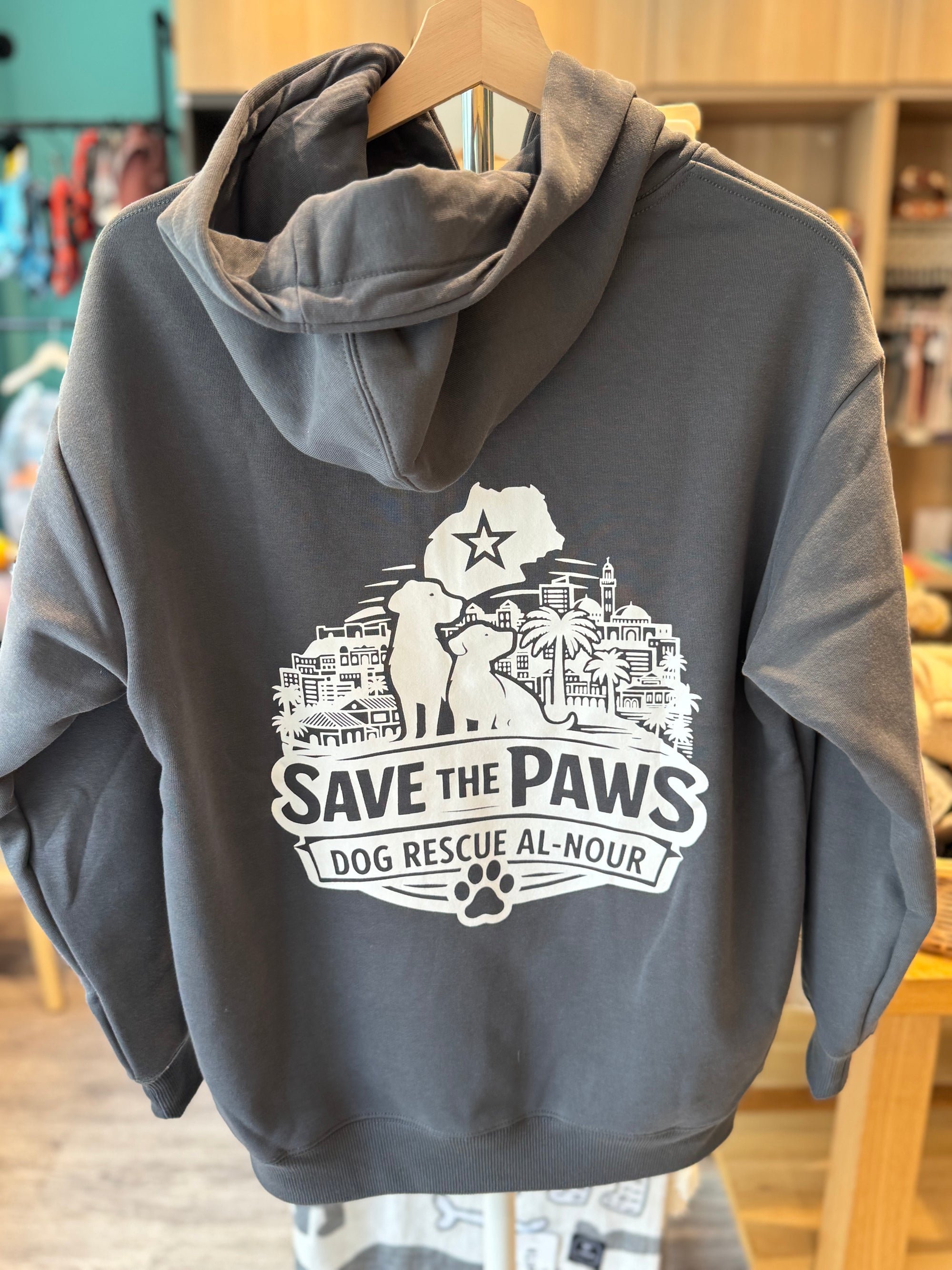 Einen Hoodie mit einem Logo „Save the Paws Dog rescue Al- Nour“