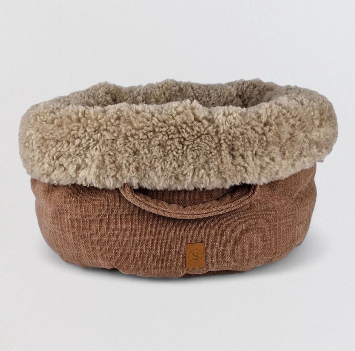 Eine Hundebett in der Farbe Altrosa und Innenstoff in Teddy beige 