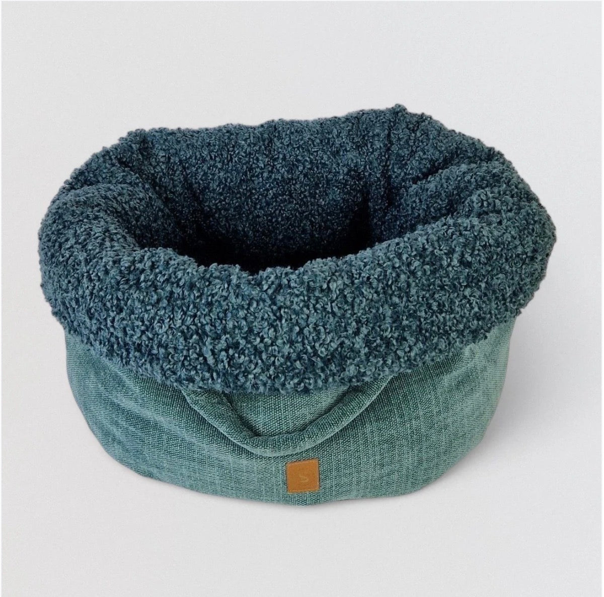 Eine Hundebett in der Farbe Petrol mit Innenstoff Teddy Petrol 