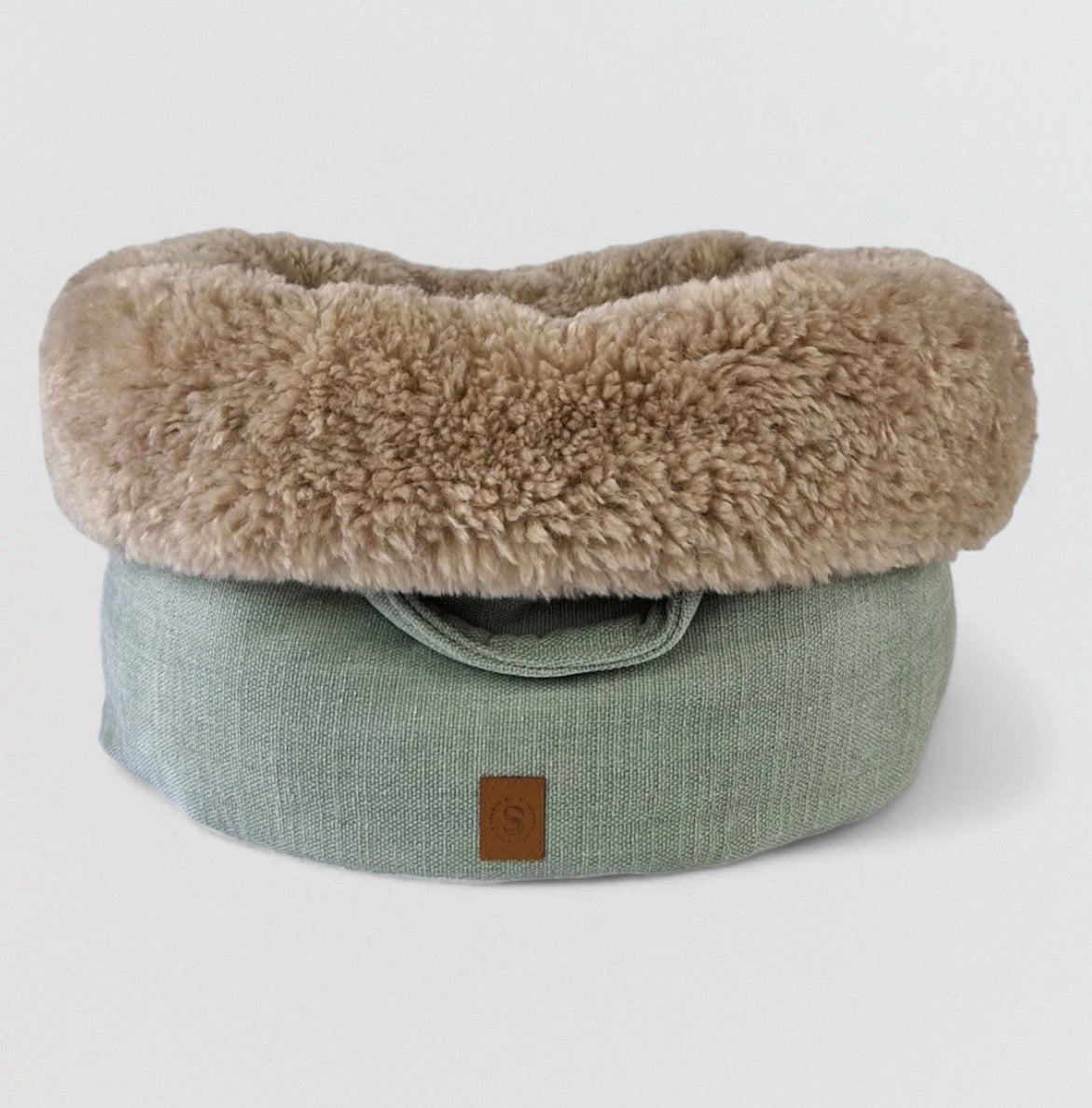 Eine Hundebett in der Farbe Mint und einen Innen Teddy Stoff 