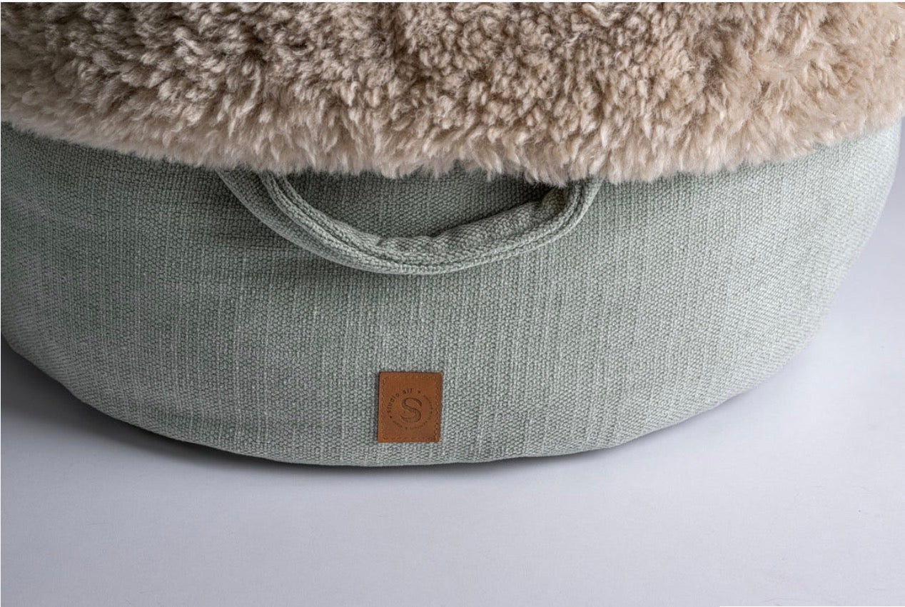 Eine Nahaufnahme von einer Hundebett in der Farbe Mint 