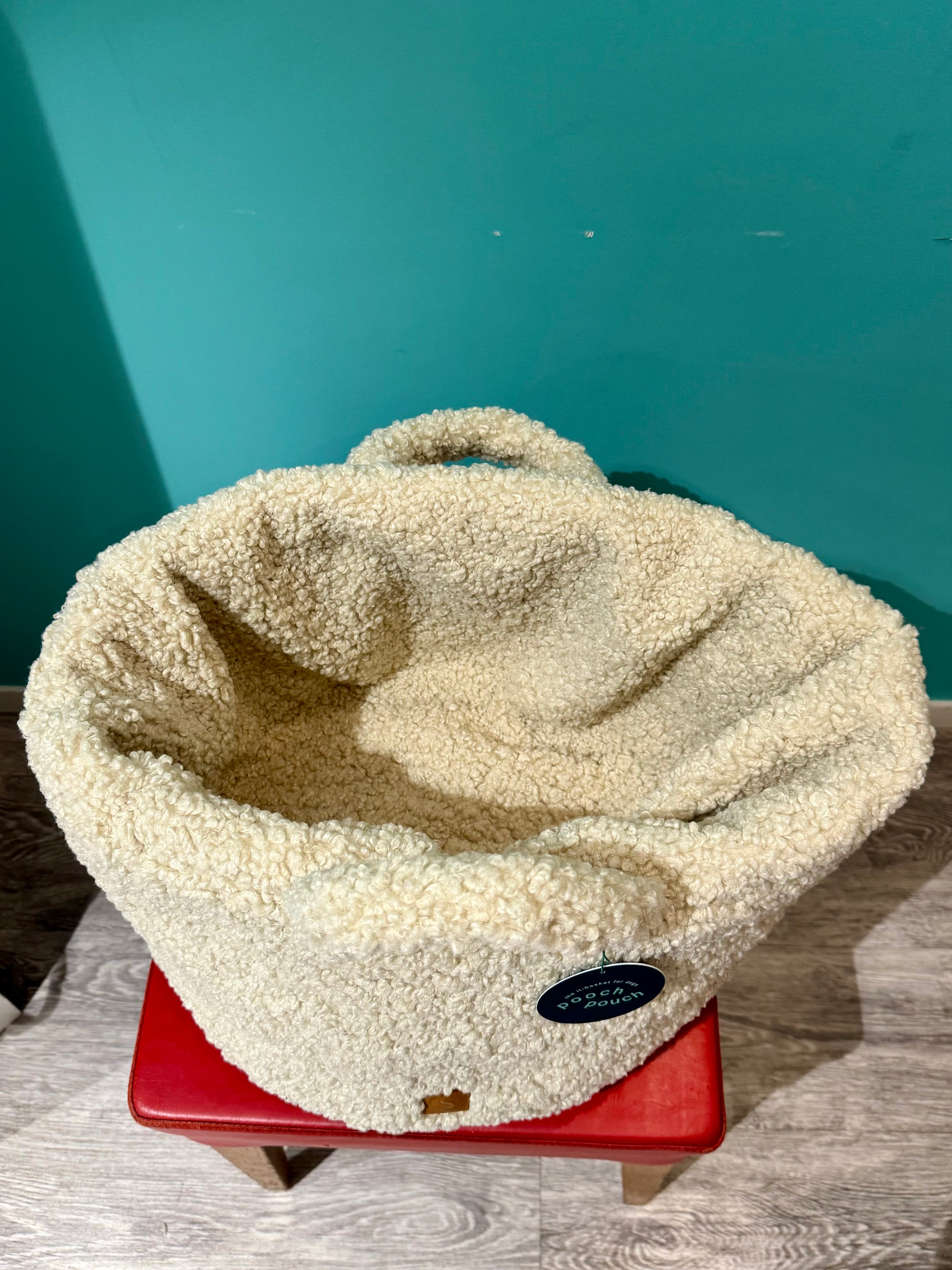Eine Hundebett in Beige von oben fotografiert