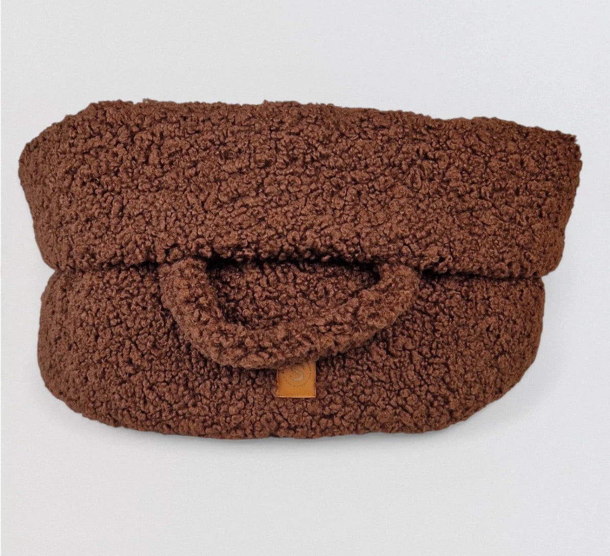 Ein kuscheliges Hundebett in Braun von der Firma Studio Sif  