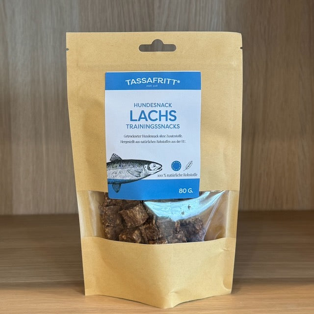 braune Tüte mit blau-weißem label und gezeichnetem Lachs. Hundeleckerlis Lachs