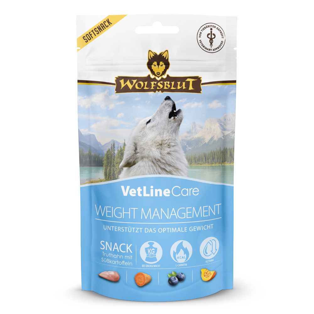 WOLFSBLUT VetLine Care Weight Management Softsnack – Verpackung mit Wolfsmotiv, funktionaler Hundesnack mit Truthahn, Süßkartoffeln und L-Carnitin zur Unterstützung des optimalen Gewichts bei Hunden. Heulender Wolf vor Bergsee