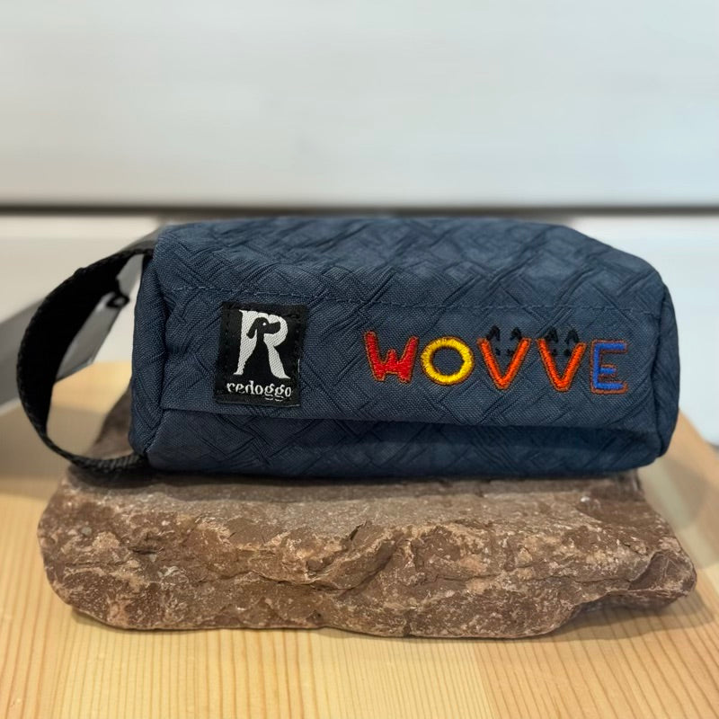 Robuster, blauer Wovve Futterdummy aus upgecyceltem Airbag-Material von Redoggo, kleiner zylindrischer Trainingsdummy mit Zipper und Schutzlasche für Such- und Apportierspiele