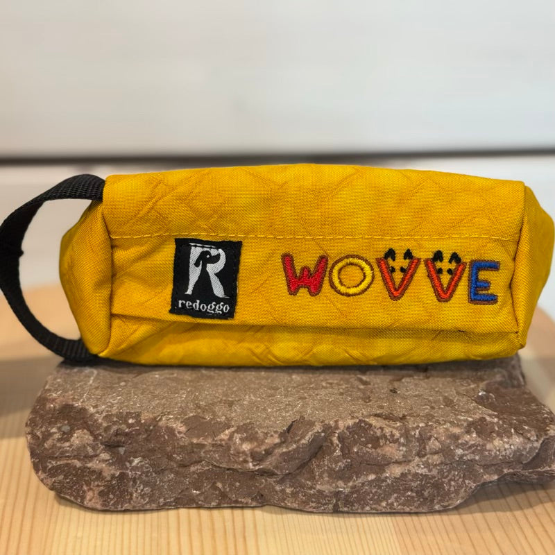 Robuster, orange-gelb  Wovve Futterdummy aus upgecyceltem Airbag-Material von Redoggo, kleiner zylindrischer Trainingsdummy mit Zipper und Schutzlasche für Such- und Apportierspiele