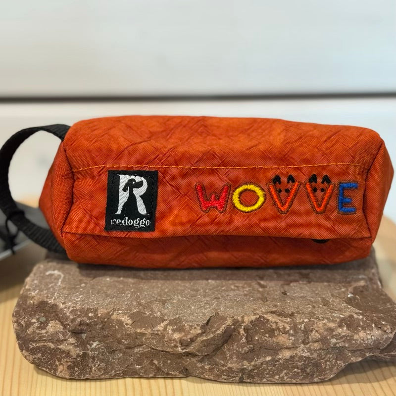 Robuster roter  Wovve Futterdummy aus upgecyceltem Airbag-Material von Redoggo, kleiner zylindrischer Trainingsdummy mit Zipper und Schutzlasche für Such- und Apportierspiele