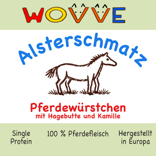 Verpackungsdesign für Hundesnacks „Alsterschmatz Pferdewürstchen“. In der Mitte eine braune Zeichnung eines Pferdes auf hellem Hintergrund. Darüber der Markenname „WOWVE Alsterschmatz“ in bunten, verspielten Buchstaben. Darunter die Produktbezeichnung „Pferdewürstchen mit Hagebutte und Kamille“. Am unteren Rand stehen die Hinweise „Single Protein“, „100 % Pferdefleisch“ und „Hergestellt in Europa“ auf grünem Hintergrund.