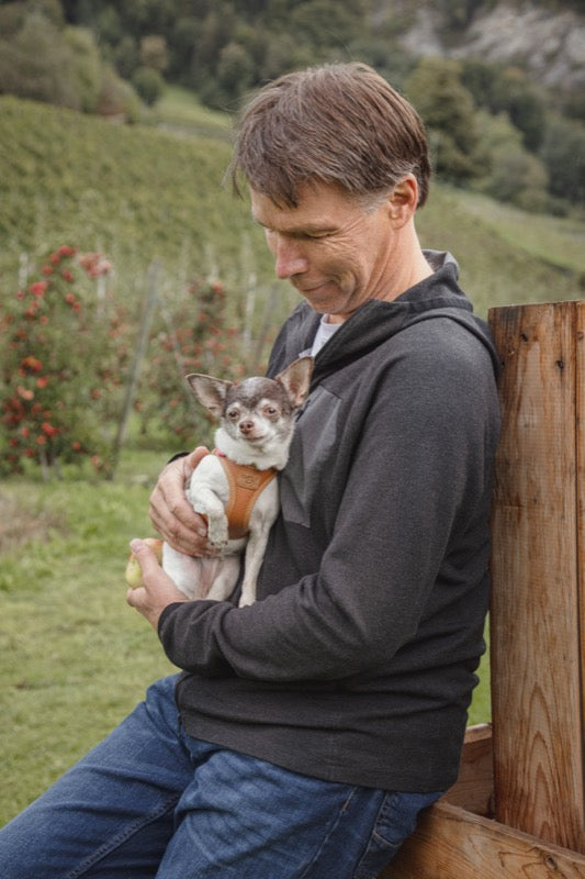 Mann mit Chihuahua auf dem Arm