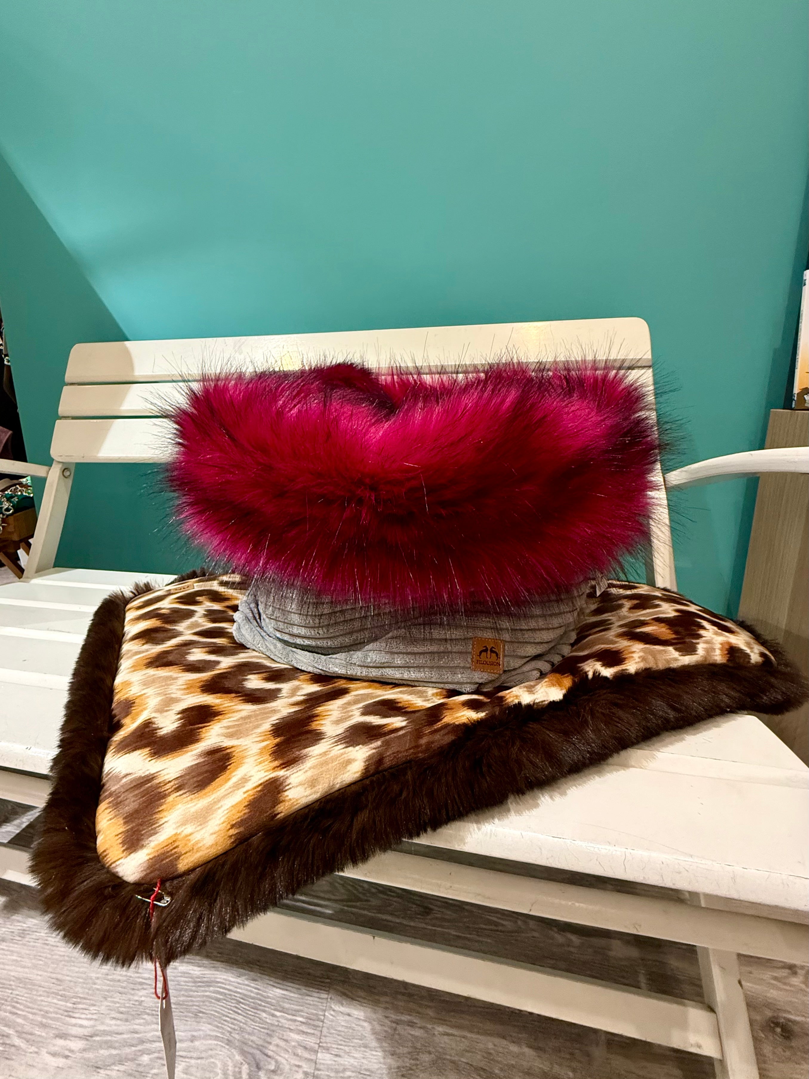 Filousion_Kuschelhoehle_grau mit rosa Kunsfell auf Leopardenmusterdecke